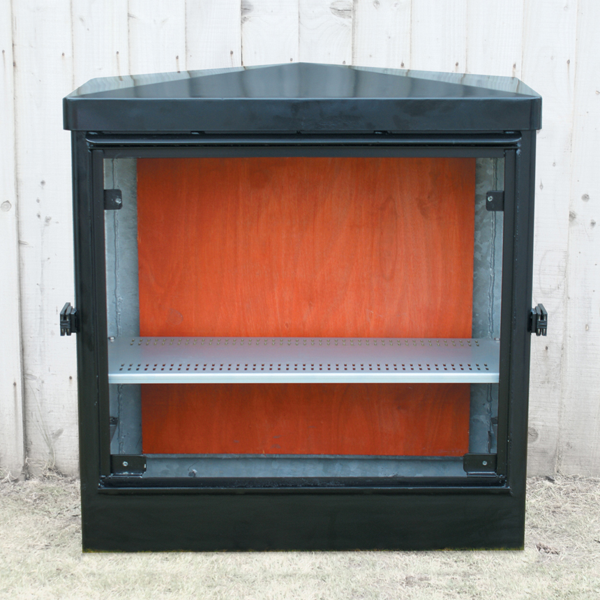 Cabinet fitted with shelf